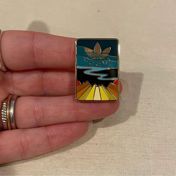 Gucci x Adidas Limited Edition Enamel Pin - Picture 4 of 10